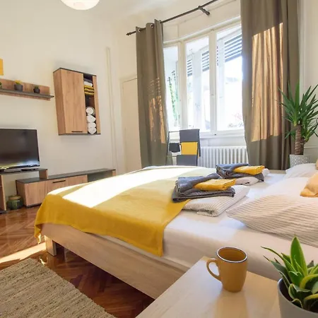 Pavla Papa - Bright & شقة