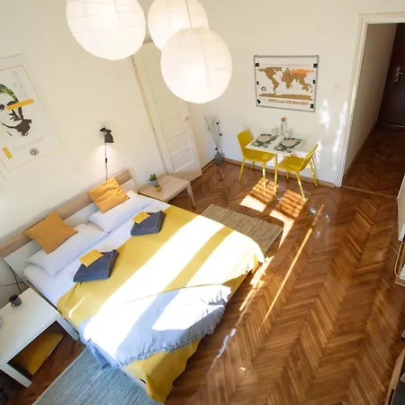 Pavla Papa - Bright & شقة