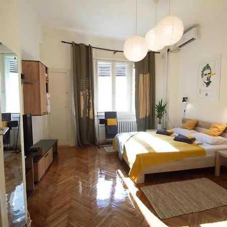 Pavla Papa - Bright & شقة